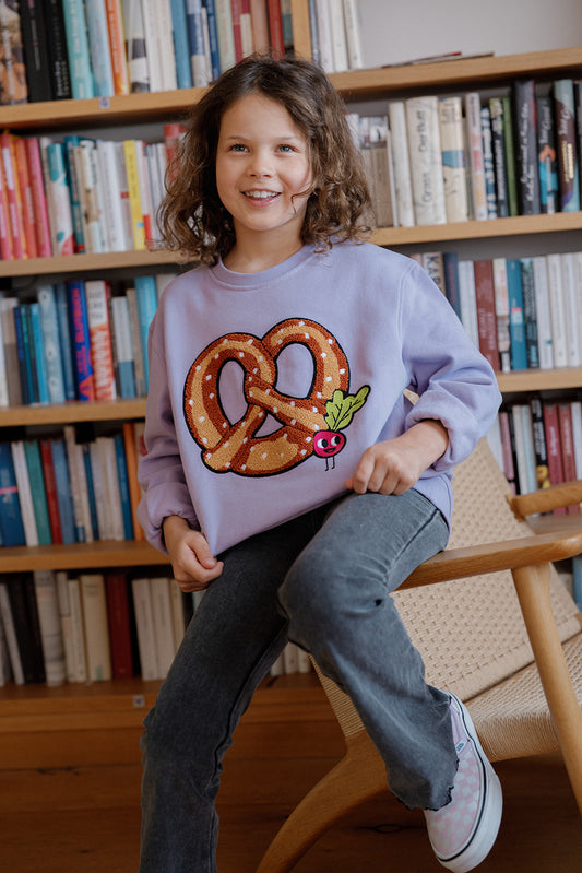Oktoberfest Look: Kind im CHIO MI Brezel & Radieschen Sweatshirt – Moderner Trachten-Style und Geschenk für Enkelkinder – Kids wearing modern Bavarian pretzel outfit – Enfant portant le sweat bretzel moderne pour la fête de la bière.