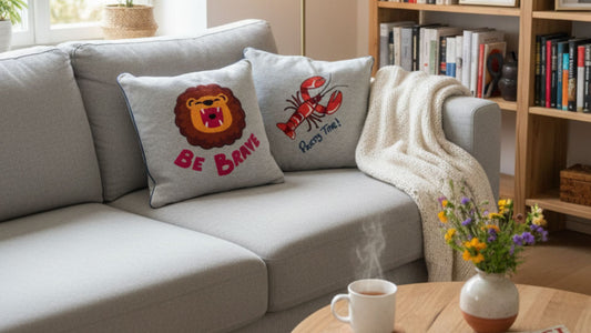 Deko-Idee: CHIO MI Löwen Kissen im Kinderzimmer – Gemütliches Accessoire für das Babyzimmer – Decorative lion pillow for nursery – Coussin décoratif lion pour chambre d'enfant.