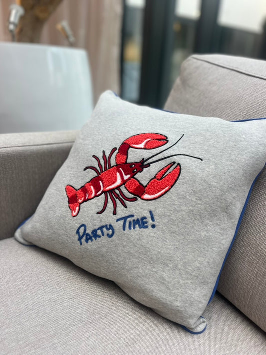 Deko-Inspiration: CHIO MI Lobster Kissen im Kinderzimmer oder auf dem Sofa – Decorative pillow for nursery or living room – Coussin décoratif pour chambre d'enfant ou salon.
