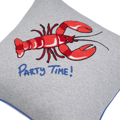 Detailansicht: Präzise Lobster Stickerei auf festem Baumwollstoff – CHIO MI Home Collection – Close-up pillow embroidery – Détail de broderie sur coussin décoratif.
