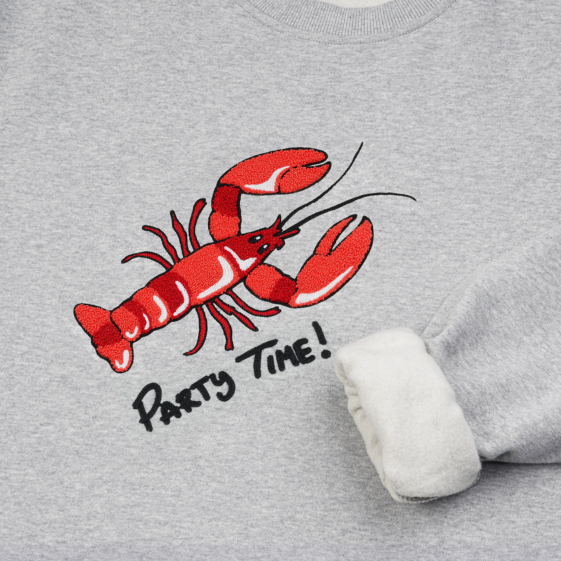 Detailansicht: Hochwertiger 3D-Stick Lobster Motiv auf CHIO MI Adult Sweater – Close-up embroidery detail – Détail de broderie de haute qualité sur sweat adulte.