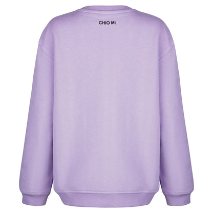 Rückansicht CHIO MI Brezel Kids Sweater: Bequeme Passform in Lavendel aus 100% Bio-Baumwolle – Comfortable fit lavender organic cotton kids clothes – Coupe confortable en coton bio couleur lilas pour enfants