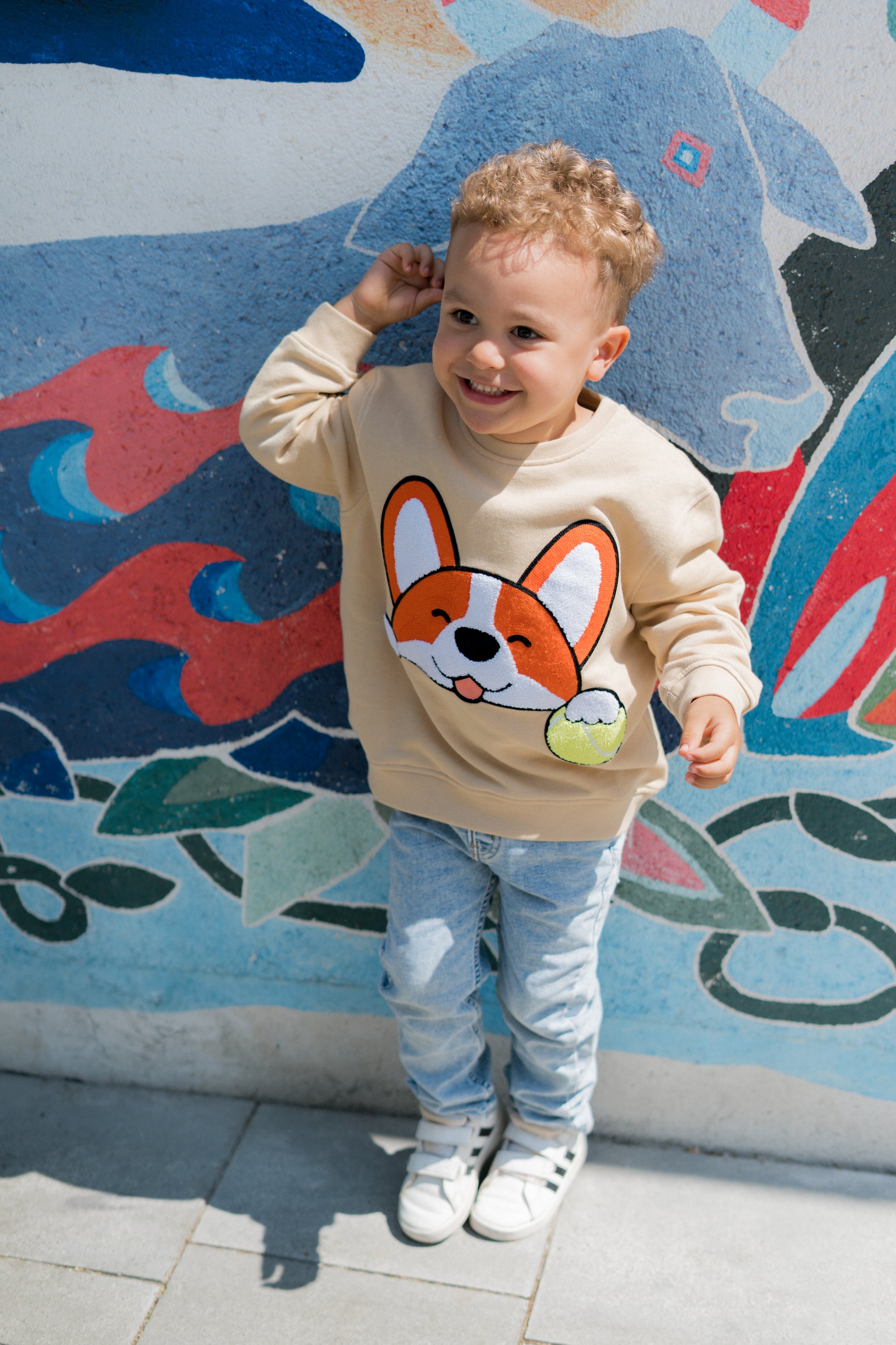 CHIO MI Premium Kinder-Sweatshirt mit Corgi Hund & Tennisball Stickerei – Bio-Baumwolle – Kids Corgi Dog & Tennis Ball Embroidery Sweater – Unique gift for dog lovers – Sweat enfant haut de gamme avec broderie chien Corgi et balle de tennis.