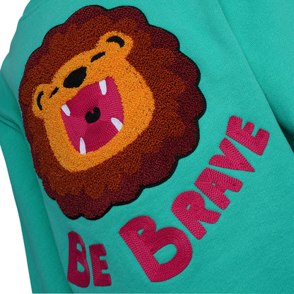 Detailansicht: Hochwertige 3D-Löwen Stickerei auf dschungelgrünem CHIO MI Kindersweatshirt – Kontrastreiche Details – Close-up lion embroidery detail on green – Détail de broderie lion de haute qualité sur vert jungle.