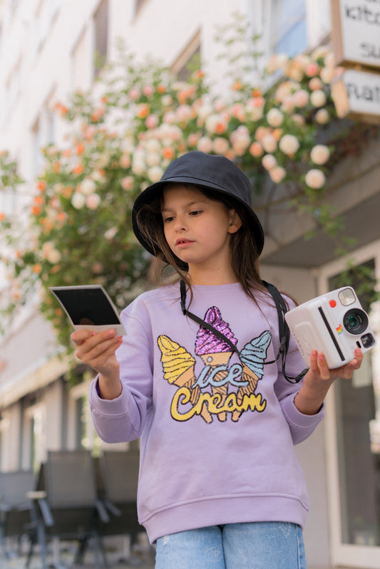 Sommer-Feeling pur: Kind im CHIO MI Eis-Sweatshirt – Das perfekte Outfit für den Eisdielen-Besuch oder den Urlaub – Ideales Geschenk für Enkelkinder – Kids wearing sweet ice cream outfit – Enfant portant le sweat glace pour les vacances.
