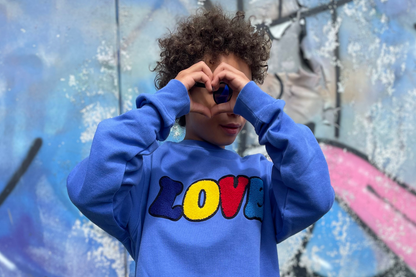 Werte feiern: Familie im LOVE Partnerlook – Das ideale Geschenk von Großeltern für ihre Enkelkinder – There can never be enough love – Ein Zeichen für Hoffnung und Zuneigung – Family matching LOVE outfit – Spreading love and positivity – Look de famille assorti : l'amour gagne toujours.