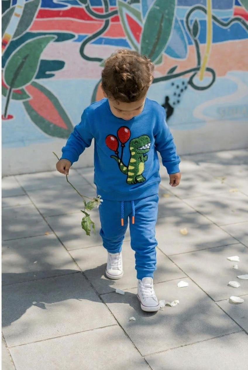Kids Premium Sweatshirt mit Dino Stickerei auf Königsblau mit passender Sweathose