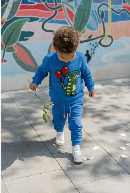 Kids Premium Sweatshirt mit Dino Stickerei auf Königsblau mit passender Sweathose