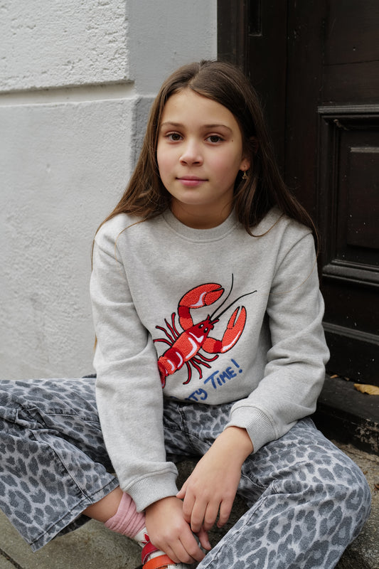 Kind trägt CHIO MI Lobster Sweatshirt beim Spielen – perfektes Geschenk für Enkelkinder | Kids wearing matching lobster outfit | Enfant portant le sweat Homard