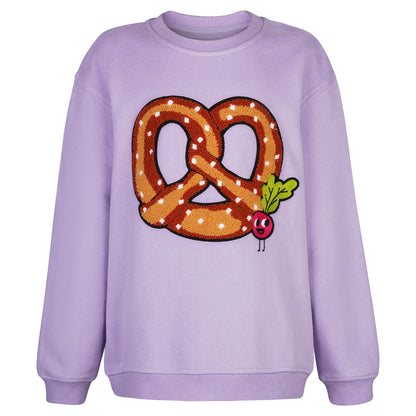 CHIO MI Kids Sweatshirt Lavendel mit Brezel & Radieschen Stickerei – Perfektes Outfit fürs Oktoberfest – Kids Pretzel & Radish Embroidery Sweater – Unique Bavarian Style – Sweat enfant lilas avec broderie bretzel et radis – Style bavarois unique