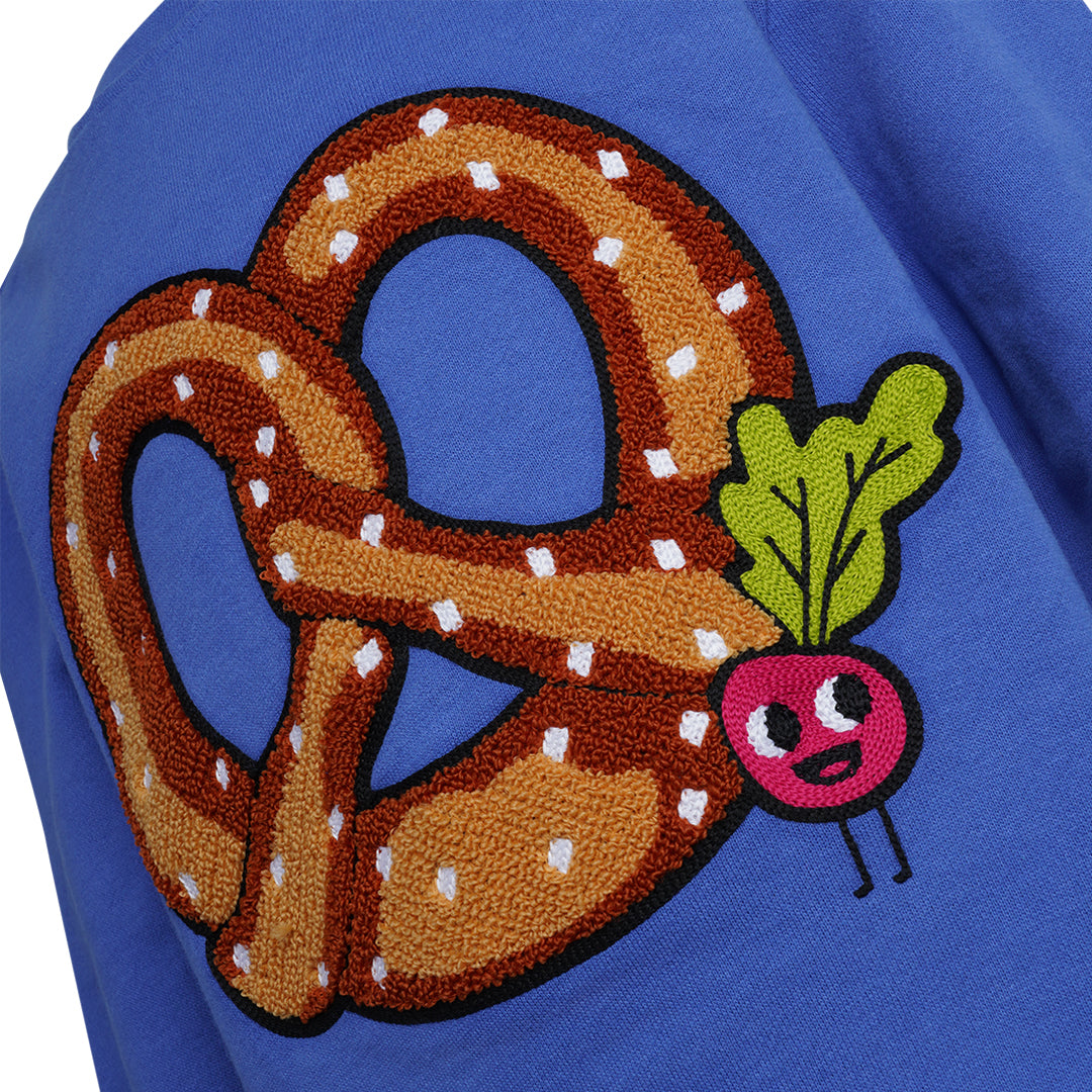 Detailansicht: Hochwertige 3D-Brezel Stickerei auf royalblauem CHIO MI Kindersweatshirt – Kontrastreiches Design – Close-up pretzel embroidery detail on royal blue – Détail de broderie bretzel de haute qualité sur bleu roi.