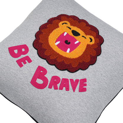 Detailansicht: Präzise Löwen Stickerei auf Baumwollstoff – CHIO MI Home Collection – Close-up pillow embroidery lion – Détail de broderie lion auf coussin décoratif.