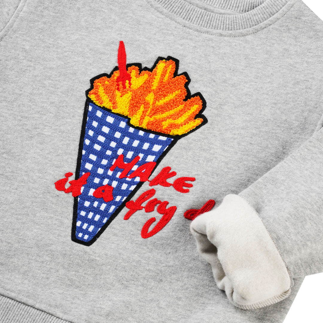 „Make it a Fryday“: Kind im CHIO MI Pommes Sweatshirt – Lustiges Design und besonderes Geschenk für Enkelkinder – Kids wearing fun French Fries outfit – Enfant portant le sweat frites rigolo.