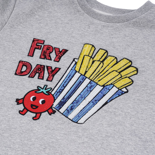 Detailansicht: „Make it a Fryday“ Slogan und hochwertige, funkelnde Pailletten-Pommes-Tüte Stickerei auf CHIO MI Sweater – Close-up French Fries paillette embroidery detail – Détail de broderie frites en paillettes brillantes