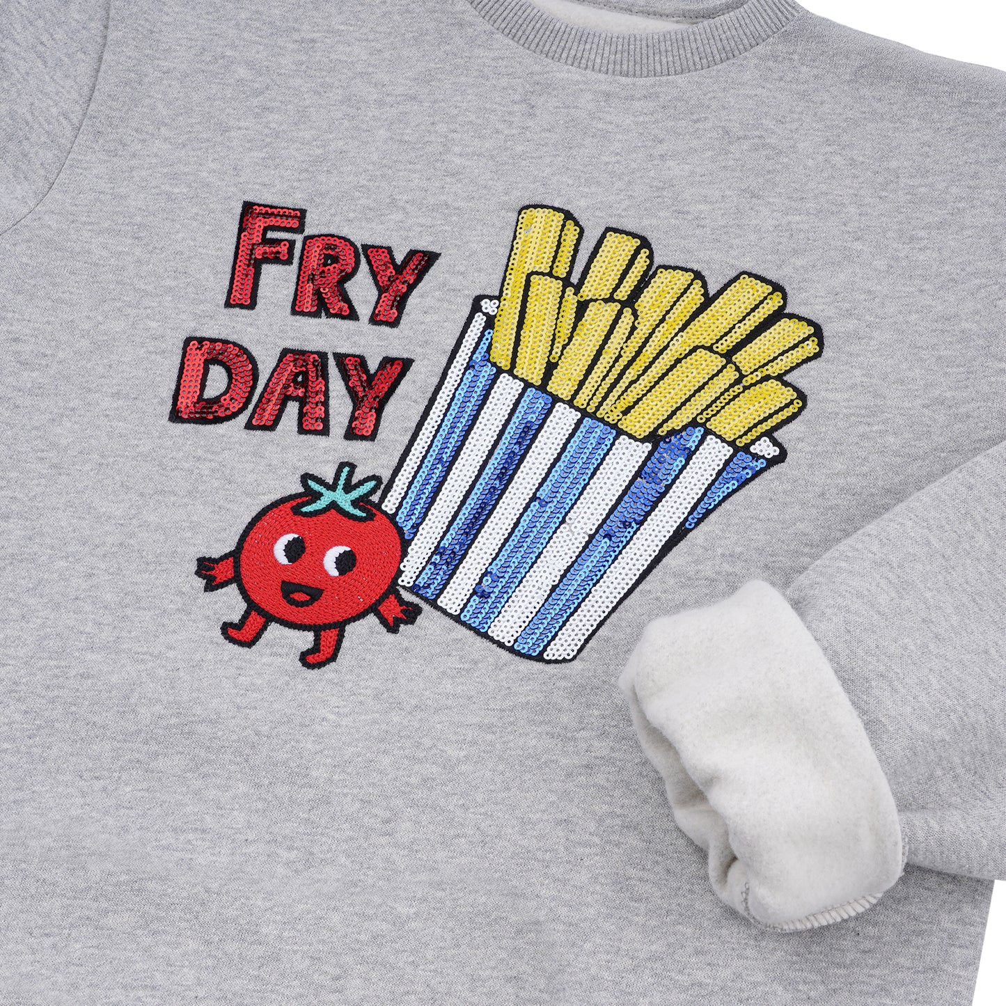 „Make it a Fryday“: Kind im CHIO MI Pommes Pailletten-Sweatshirt – Funkelndes Design und besonderes Geschenk für Enkelkinder – Kids wearing matching paillette outfit – Enfant portant le sweat frites en paillettes rigolo