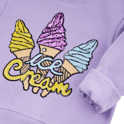 Detailansicht: Hochwertige, glitzernde Pailletten-Stickerei (Eis am Stiel/Waffel) auf lavendelfarbenem CHIO MI Sweater – Ein Highlight für Kinder – Close-up ice cream paillette detail – Détail de broderie glace scintillante de haute qualité.