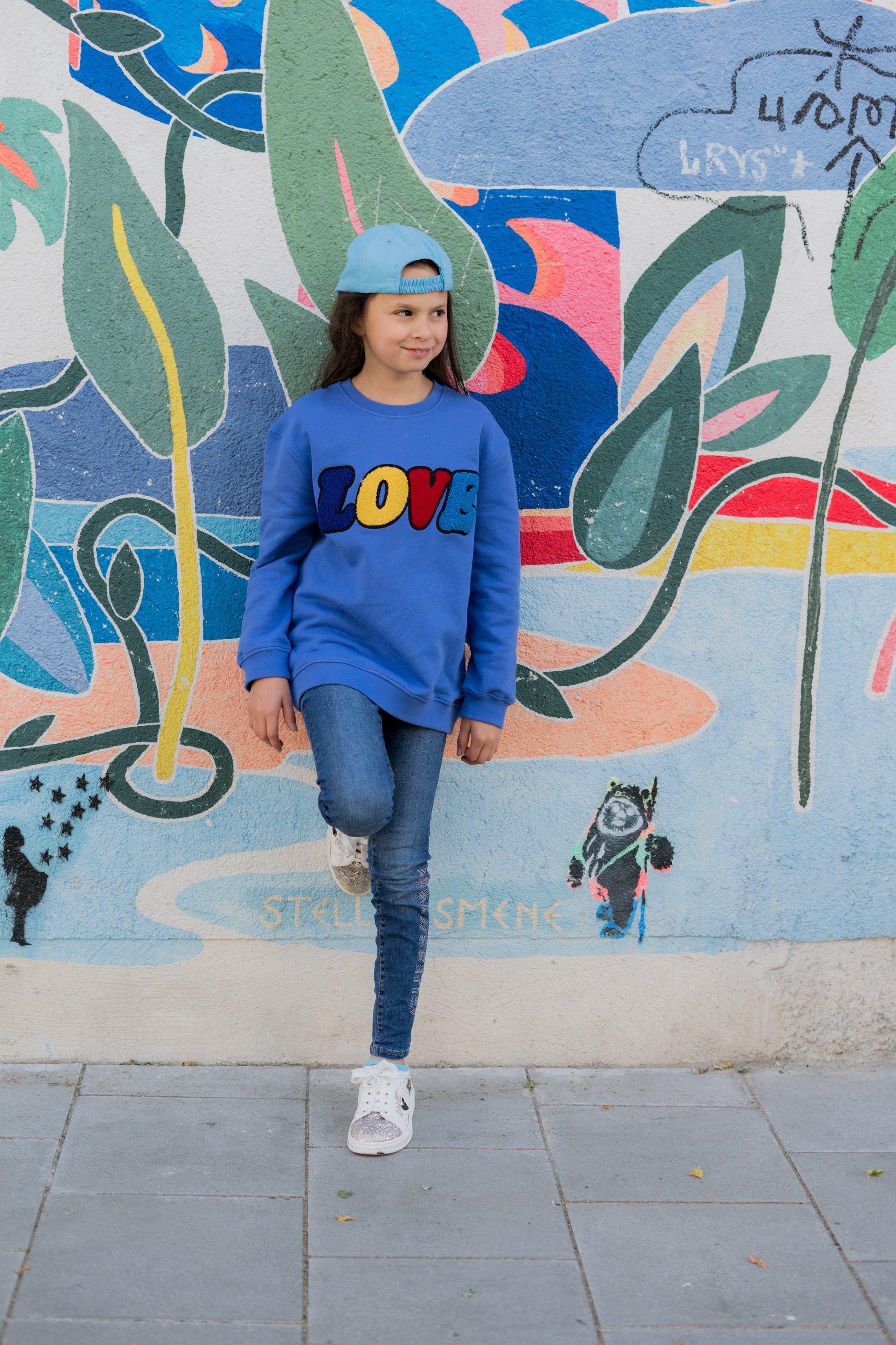 CHIO MI Premium Sweatshirt mit der ikonischen LOVE Signature Stickerei – Unsere Botschaft: Love always wins – Ein Symbol für unendliche Liebe und Zusammenhalt – Inspired by Philadelphia – Kids & Adult Love Embroidery – Sweat haut de gamme avec broderie LOVE – L'amour gagne toujours.