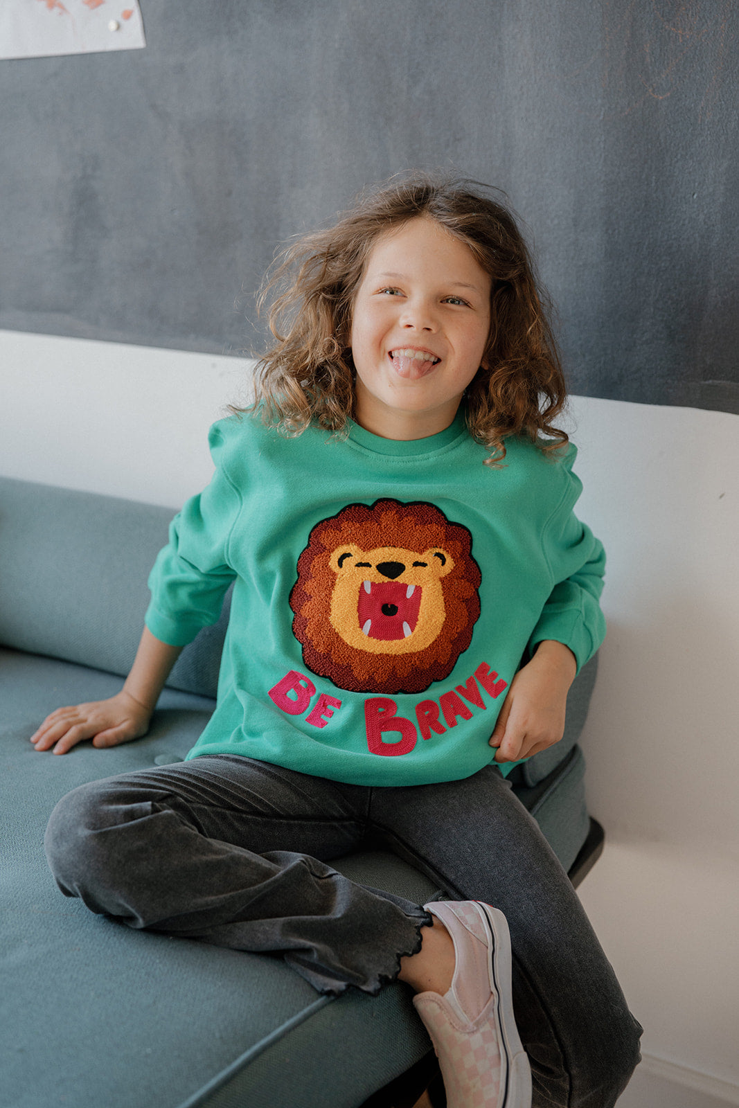 Safari-Abenteuer: Kind im CHIO MI Löwen Sweatshirt Jungle Green – Das perfekte Outfit für kleine Entdecker und als Geschenk für Enkelkinder – Kids wearing lion adventure outfit – Enfant portant le sweat lion pour petits explorateurs.