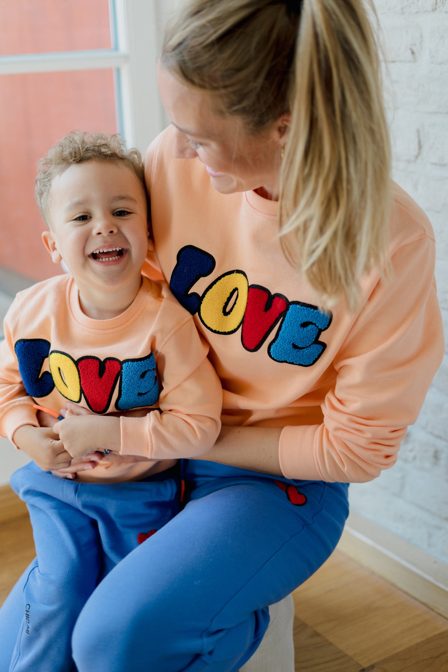CHIO MI Family Look: Die ikonische LOVE Signature Stickerei im Partnerlook für Groß und Klein – Ein Symbol für bedingungslose Liebe und Familienzusammenhalt – Inspired by Philadelphia – Matching Adult & Kids Love Embroidery – Look de famille assorti avec broderie LOVE