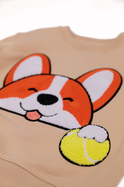 Detailansicht: Hochwertige 3D-Stickerei Corgi mit gelbem Tennisball auf CHIO MI Kindersweatshirt – Close-up Corgi dog embroidery detail – Détail de broderie chien Corgi de haute qualité avec balle de tennis.