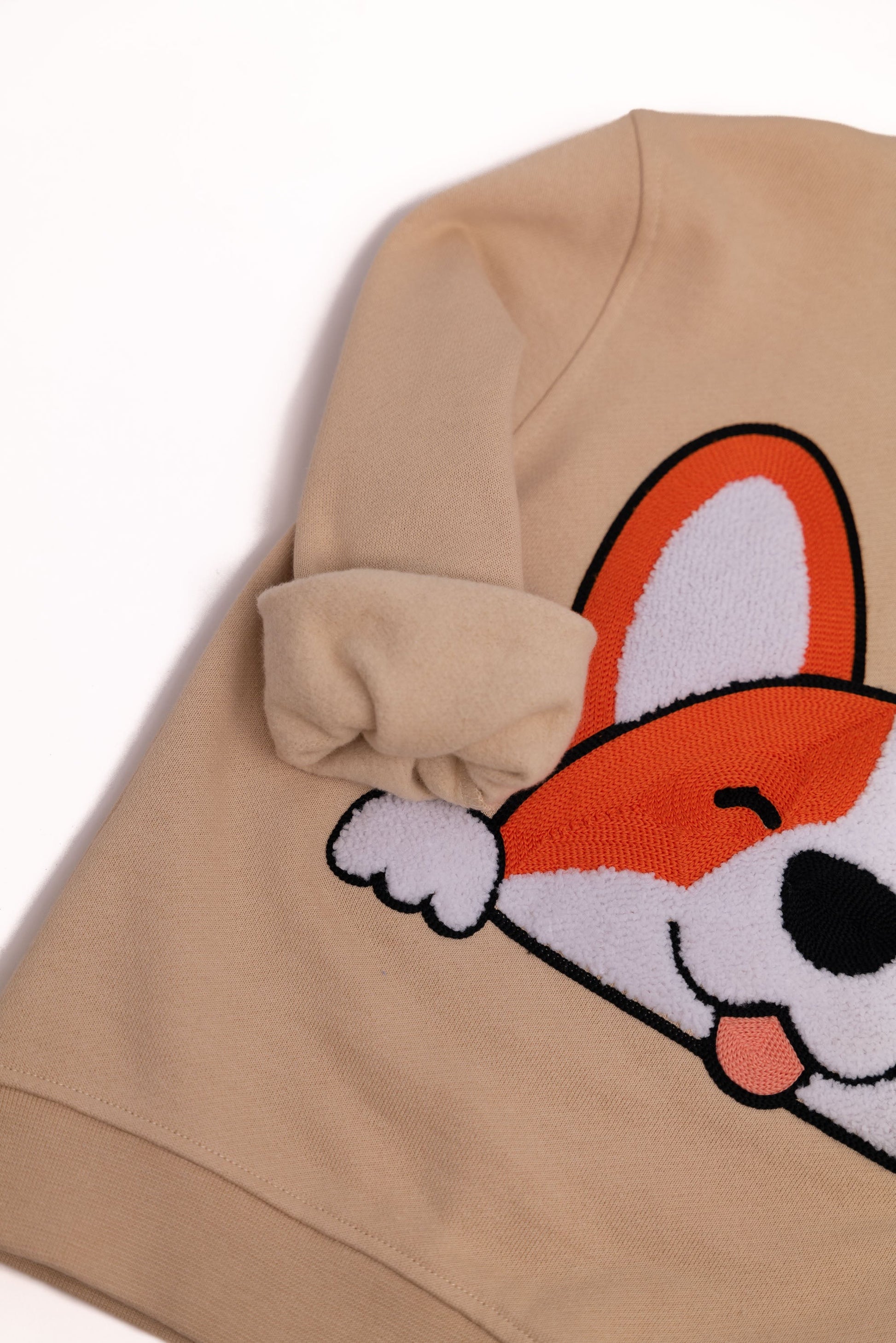 Detailansicht: Hochwertige 3D-Stickerei Corgi mit gelbem Tennisball auf CHIO MI Kindersweatshirt – Close-up Corgi dog embroidery detail – Détail de broderie chien Corgi de haute qualité avec balle de tennis.