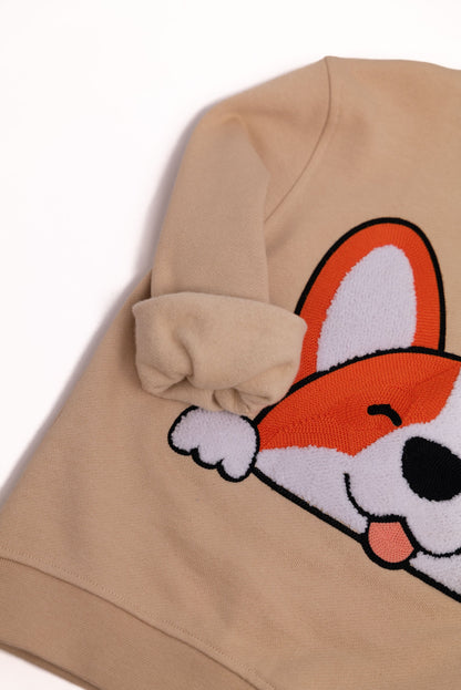 Detailansicht: Hochwertige 3D-Stickerei Corgi mit gelbem Tennisball auf CHIO MI Kindersweatshirt – Close-up Corgi dog embroidery detail – Détail de broderie chien Corgi de haute qualité avec balle de tennis.