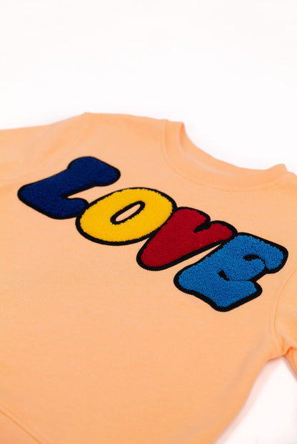 Detailansicht: Hochwertige 3D-Stickerei der LOVE Signature – Edles Design mit tiefem Ausdruck von Zuneigung und Verbundenheit – Close-up LOVE embroidery detail – Inspired by the iconic LOVE sculpture – Détail de broderie LOVE de haute qualité.