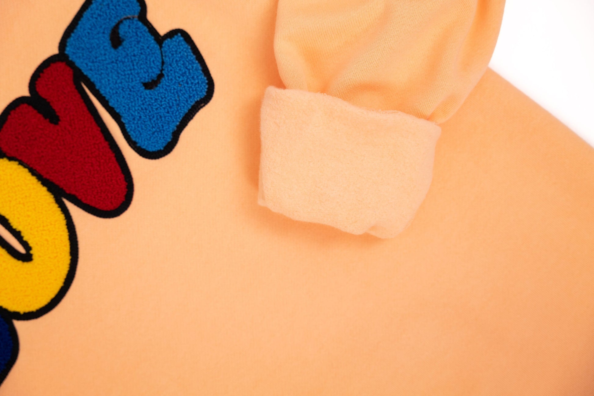 Detailansicht: Hochwertige 3D-Stickerei der LOVE Signature – Edles Design mit tiefem Ausdruck von Zuneigung und Verbundenheit – Close-up LOVE embroidery detail – Inspired by the iconic LOVE sculpture – Détail de broderie LOVE de haute qualité.