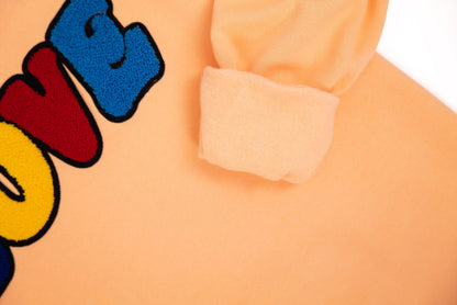 Detailansicht: Hochwertige 3D-Stickerei der LOVE Signature – Edles Design mit tiefem Ausdruck von Zuneigung und Verbundenheit – Close-up LOVE embroidery detail – Inspired by the iconic LOVE sculpture – Détail de broderie LOVE de haute qualité.