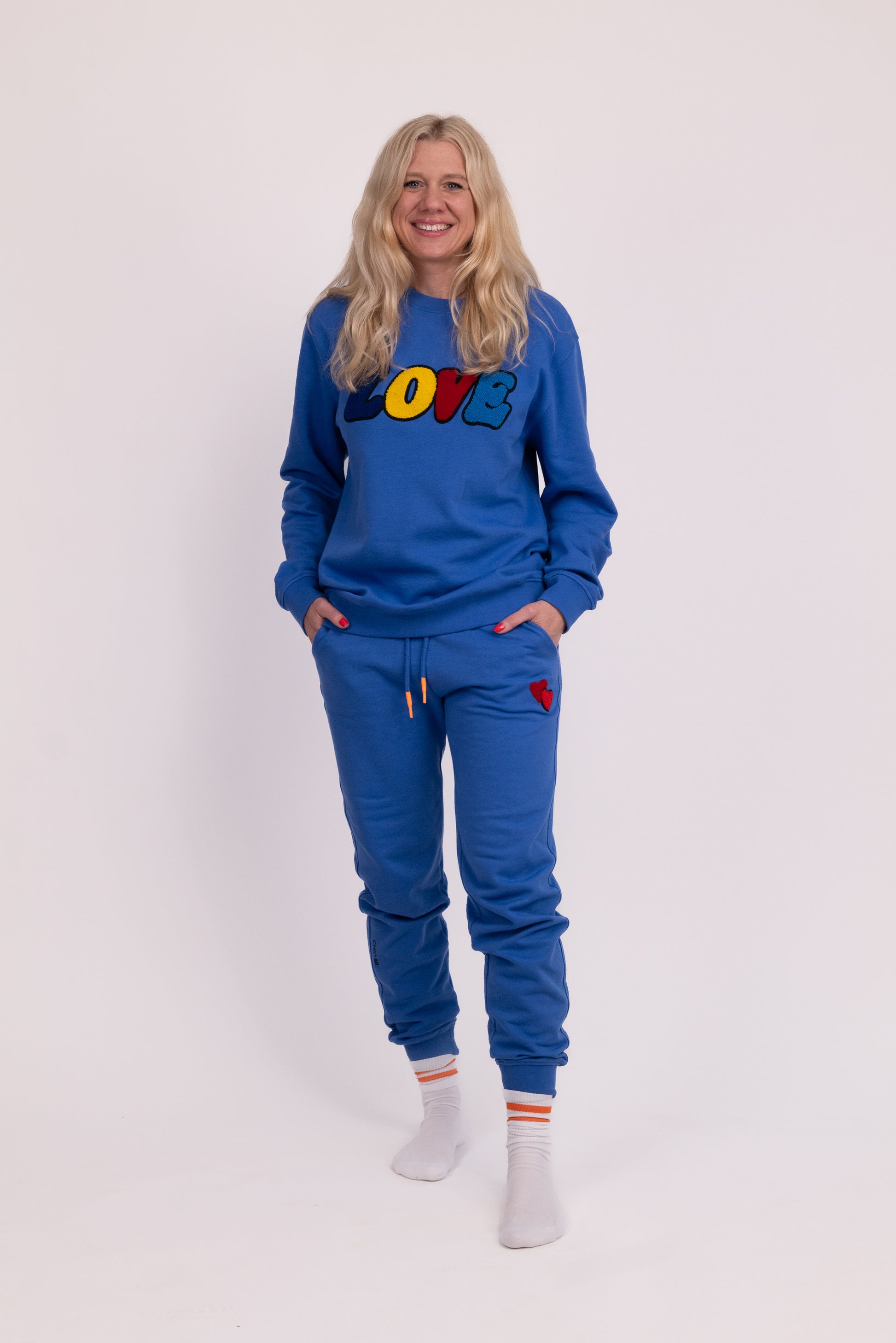 Gemütliche Sweatshirts Outfit aus Pullover und Hose mit LOVE für Partner & Familienlook aus 100% Bio-Baumwolle